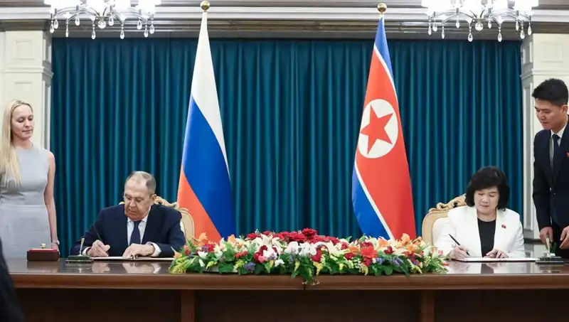 Lavrov ve Kuzey Koreli Mevkidaşı: Yeni Bir Dönemin Habercisi mi?
