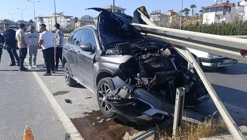 Kaza Yaptırmamak İçin Bariyerlere Çarptı: Feci Kazanın Detayları