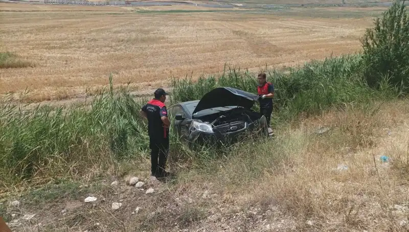 Otomobil Şarampole Yuvarlandı: İki Kişi Yaralandı, Olay Anı Kamerada