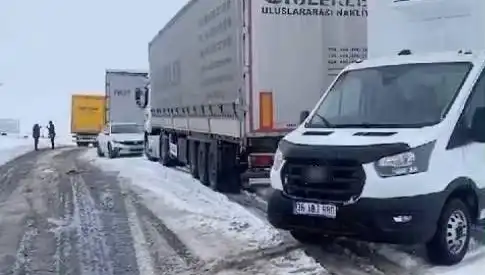 Kars-Ardahan Karayolunda Yoğun Kar Yağışı! TIR'lar Kara Saplandı
