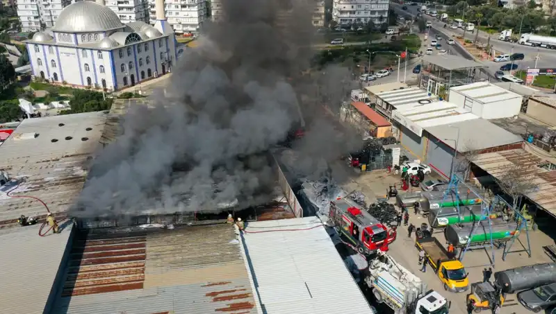 İzmir'de Oto Lastikçide Çıkan Yangın, Paniğe Neden Oldu